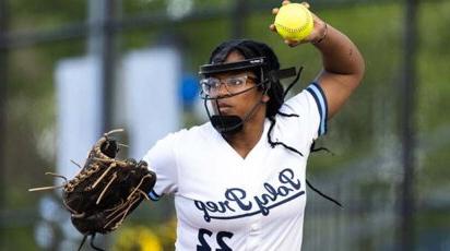 Softball Victoria Eanes throwing